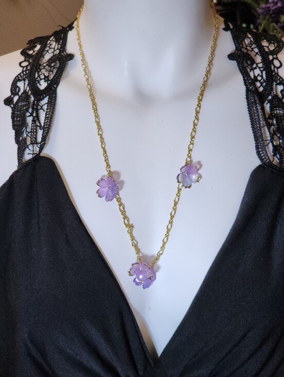 Hand Crafted Jewelry - Gold Toned Chain Necklace with Flowers With Gold Toned Edges